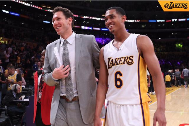 以两次触球 以两次触球